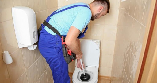Comment déboucher des toilettes sans piston