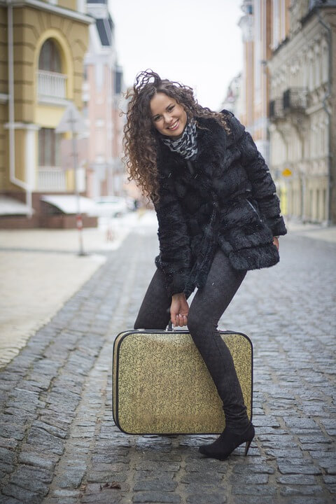 femme avec un sac de voyage