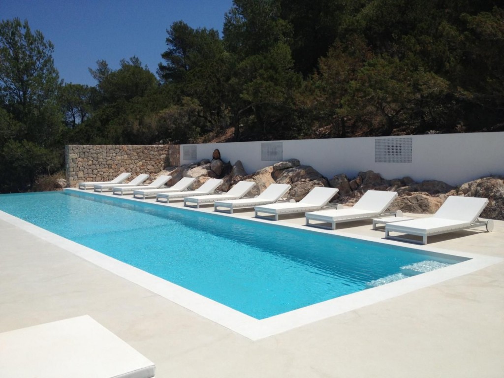 Construire une piscine maçonnée à Uzès : les étapes à suivre pour assurer le succès de votre projet