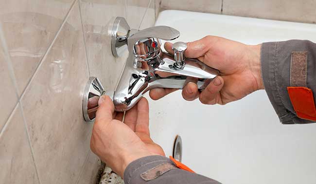 démonter un robinet de douche à double poignée