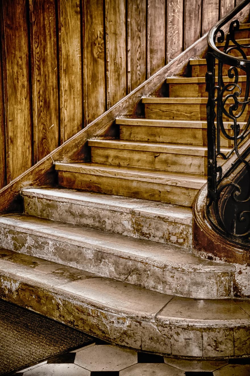 Escalier quart-tournant : caractéristiques et avantages !