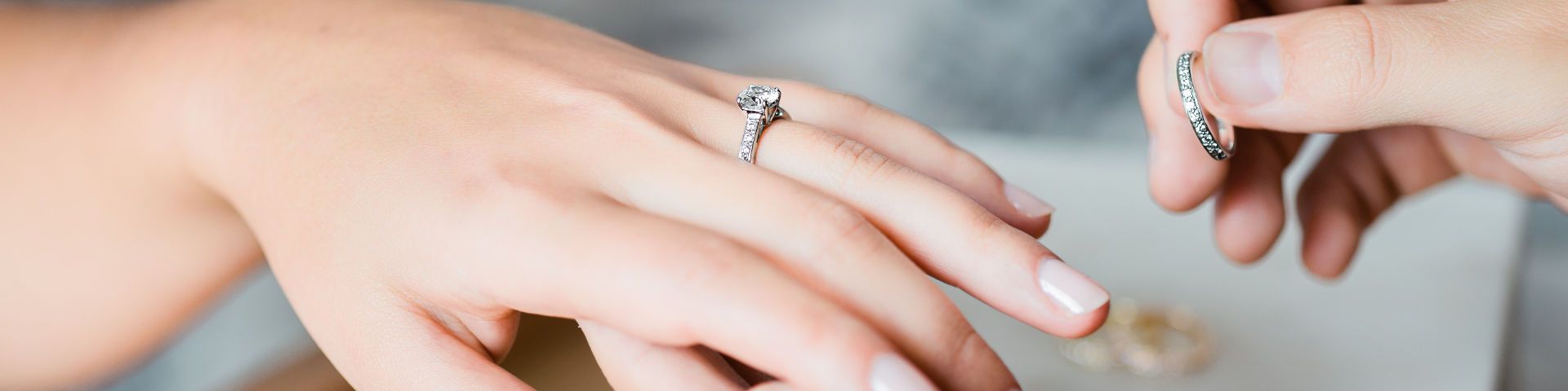 Choisir une alliance qui se marie parfaitement à sa bague de fiançailles : Comment s’y prendre ?