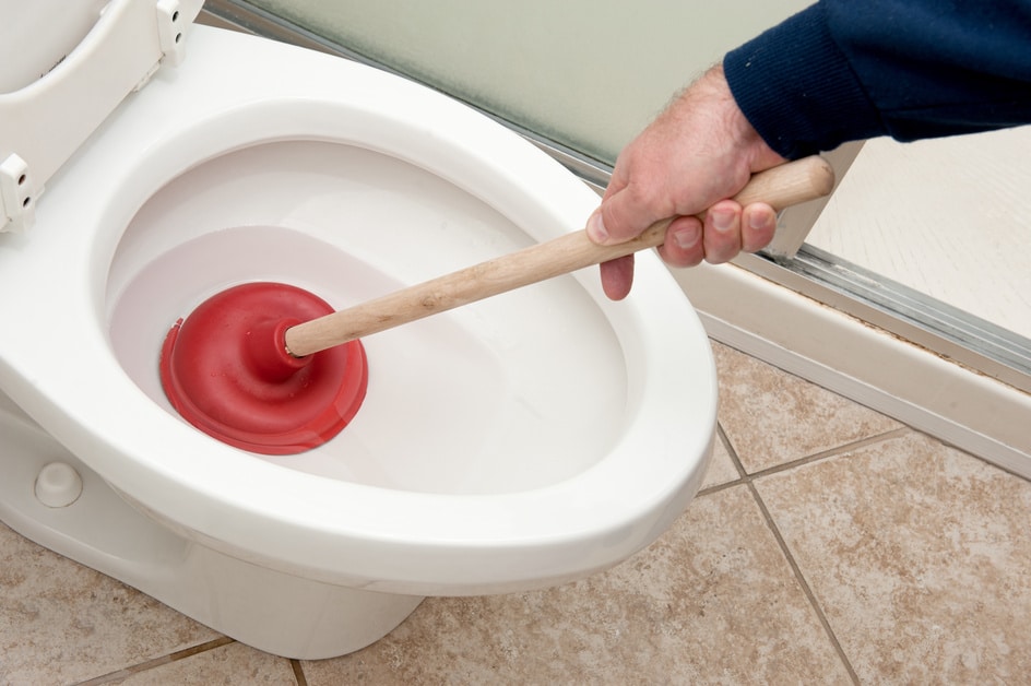 Comment traitez-vous l’accumulation de calcium dans les tuyaux de toilette?