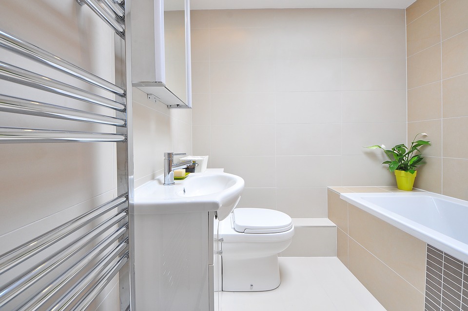 Comment aménager une salle de bain longitudinale ?