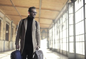 homme avec un sac de voyage